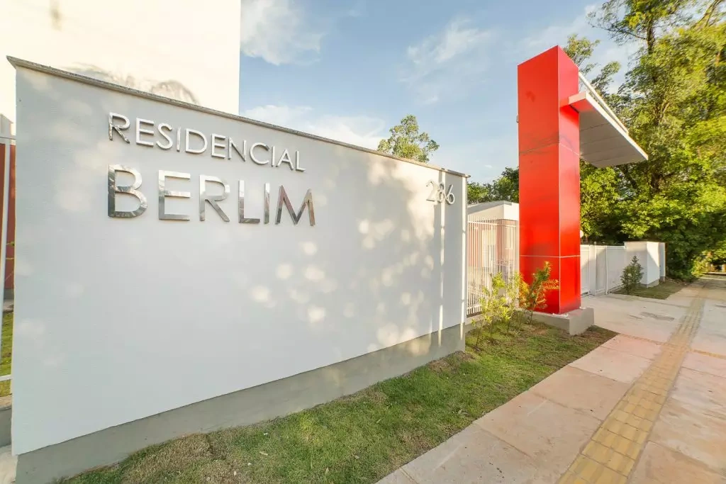 Entrada e identificação do Residencial Berlim